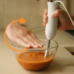 Frullatore a immersione uso sicuro in cucina: il consiglio pratico che previene gli schizzi fastidiosi